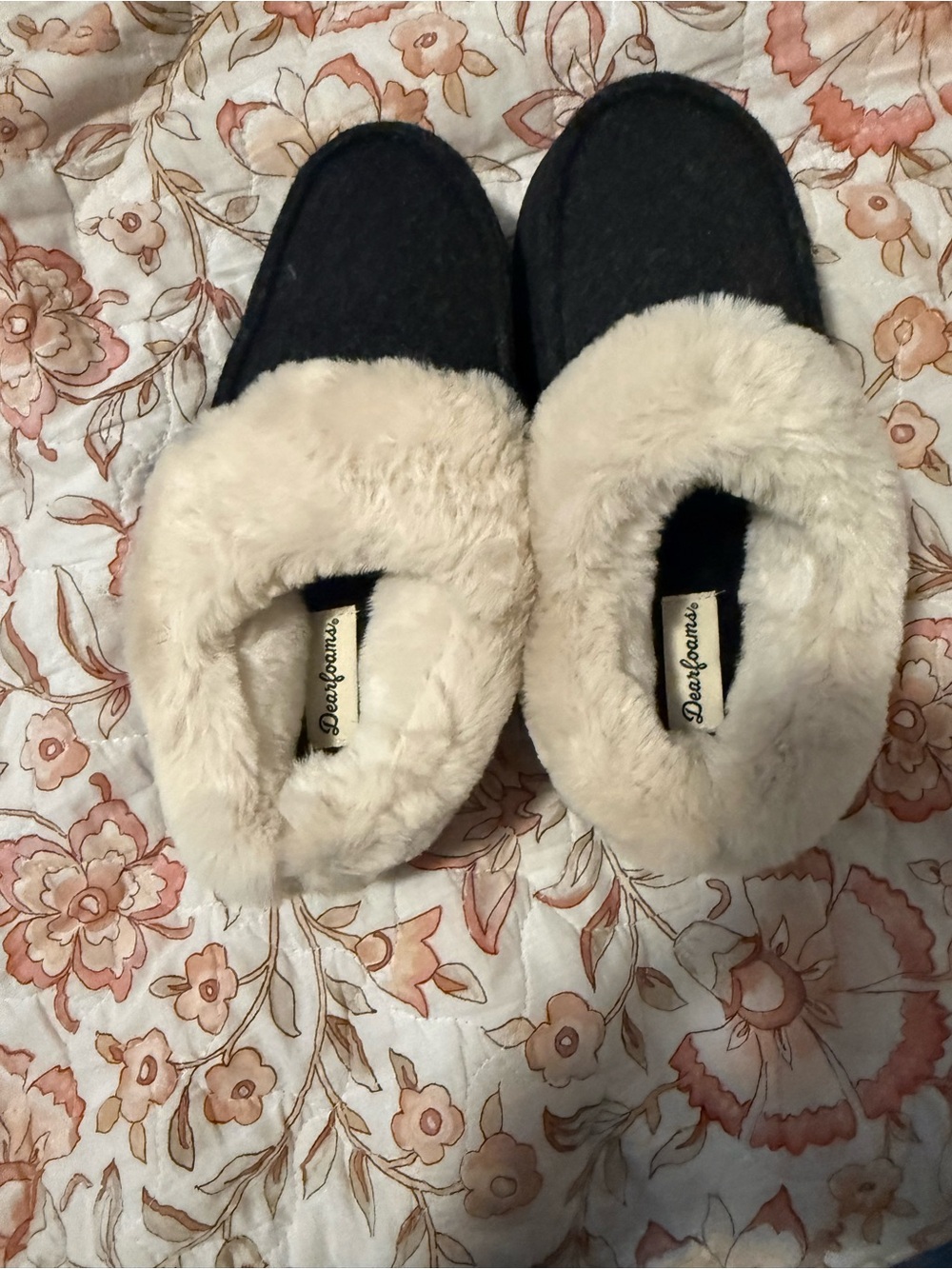 NIB Dearfoams Black Slippers with Cream Faux-Fur Cuff. Small, size 5-6.